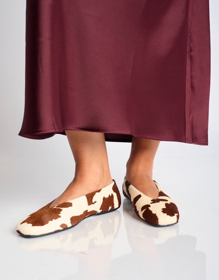 נעלי נשים - Jeffrey Campbell - נעלי סירה מפרווה FATHOM - לבן   חום2