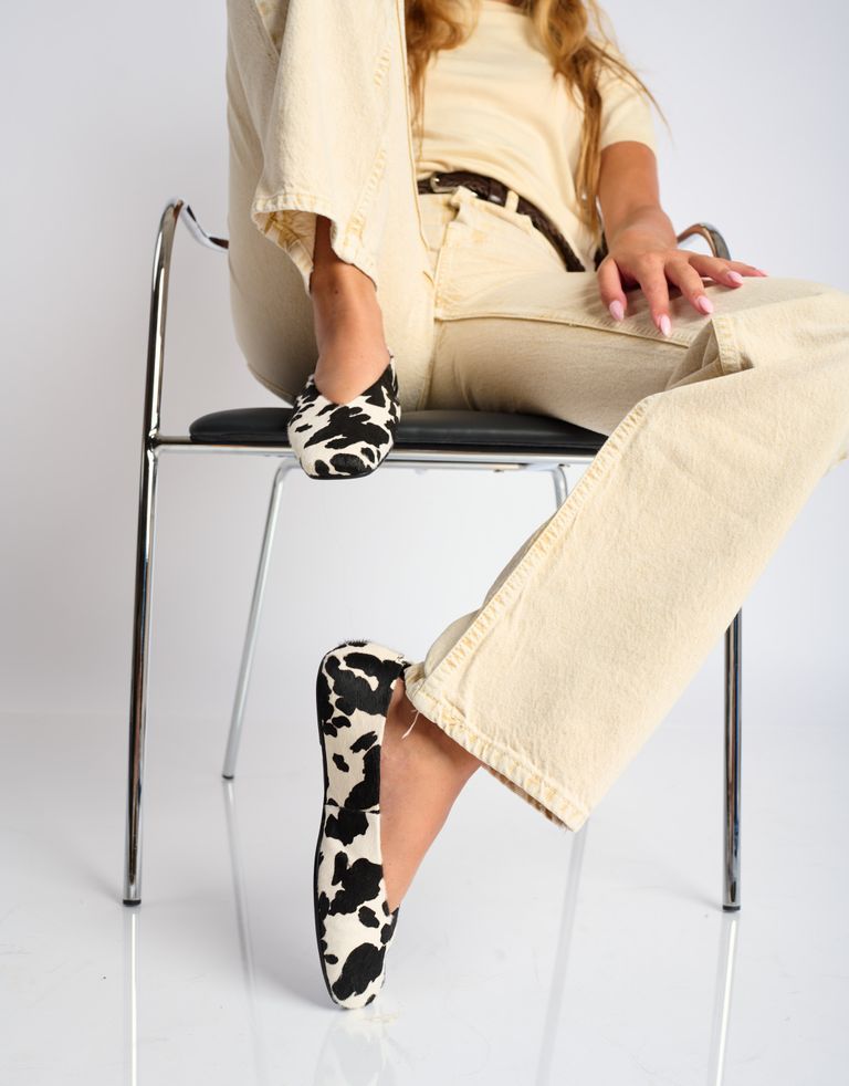 נעלי נשים - Jeffrey Campbell - נעלי סירה מפרווה FATHOM - לבן   שחור3