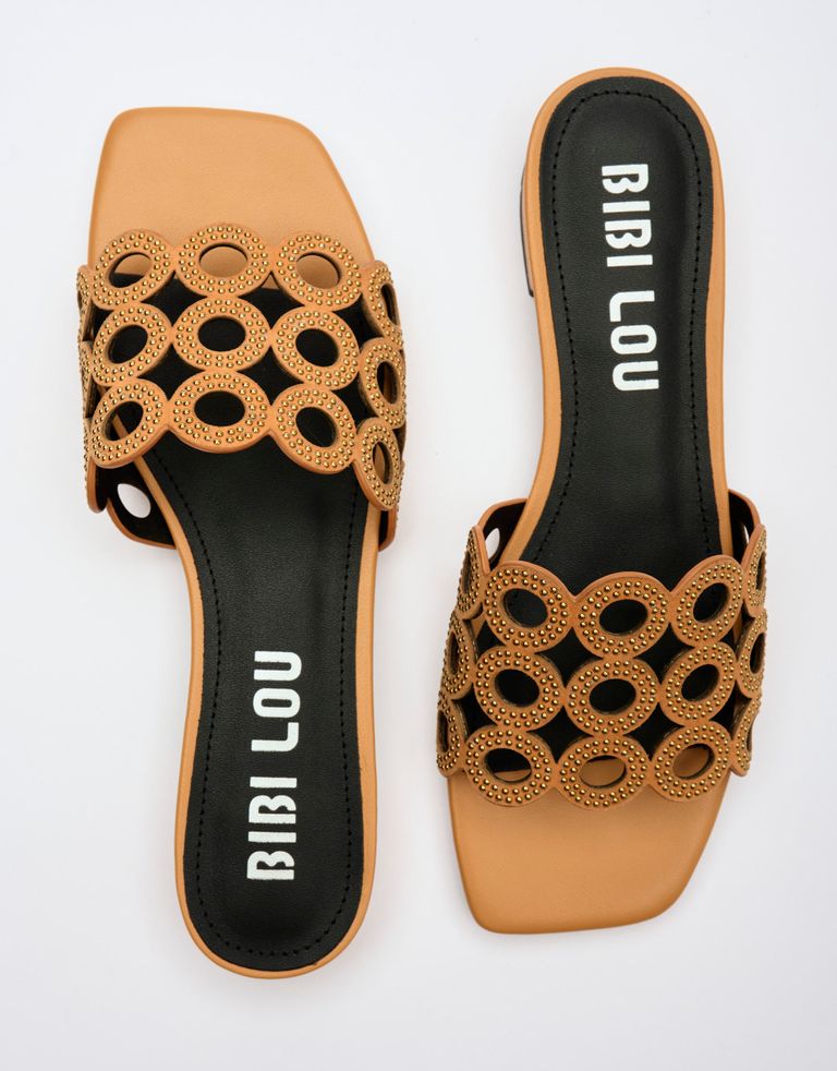 נעלי נשים - Bibi lou - כפכפים שטוחים עם ניטים OR - קאמל1