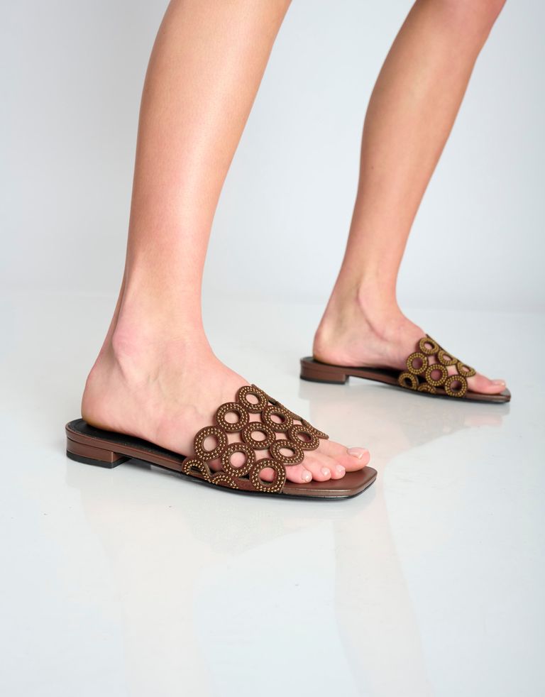 נעלי נשים - Bibi lou - כפכפים שטוחים עם ניטים OR - חום כהה2