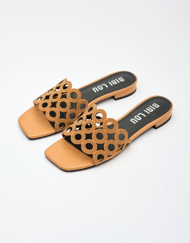 נעלי נשים - Bibi lou - כפכפים שטוחים עם ניטים OR - קאמל3