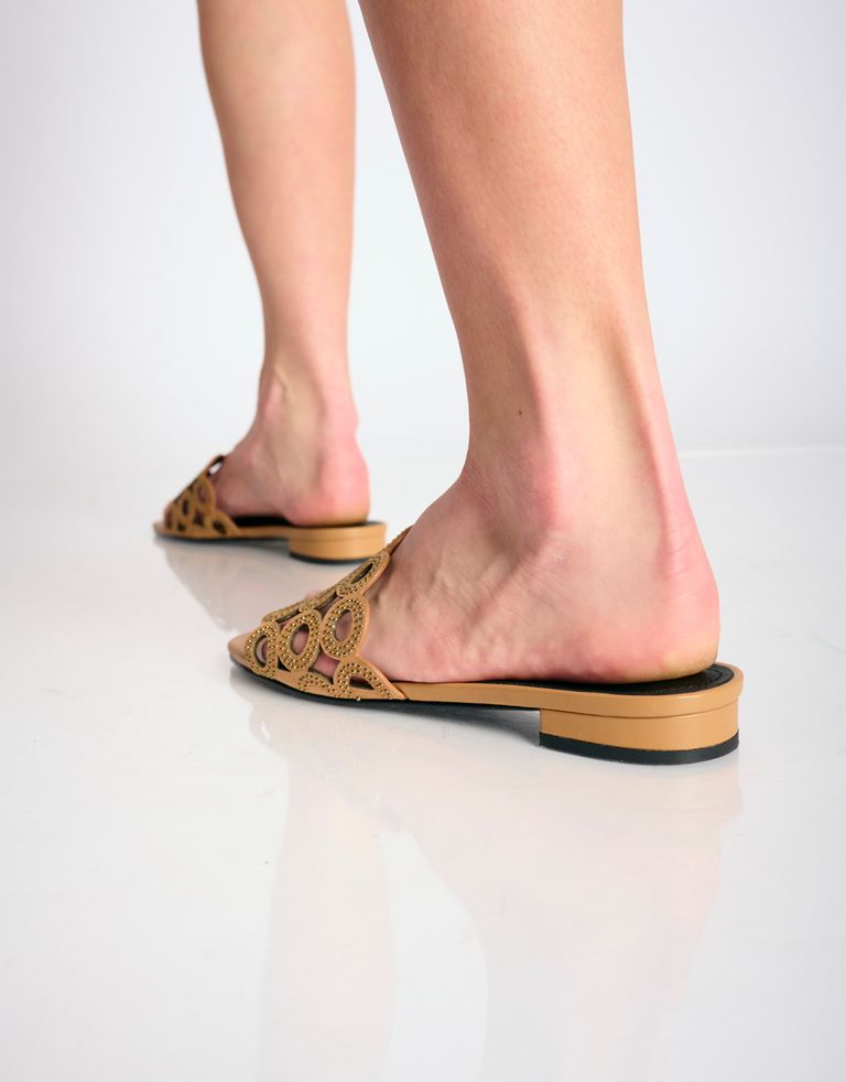 נעלי נשים - Bibi lou - כפכפים שטוחים עם ניטים OR - קאמל4