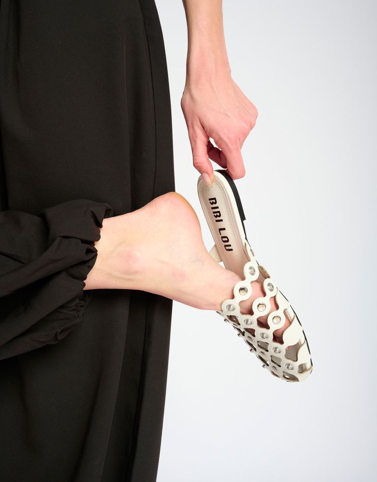 נעלי נשים - Bibi lou - כפכפי מיולז עם ניטים ALEX - לבן2