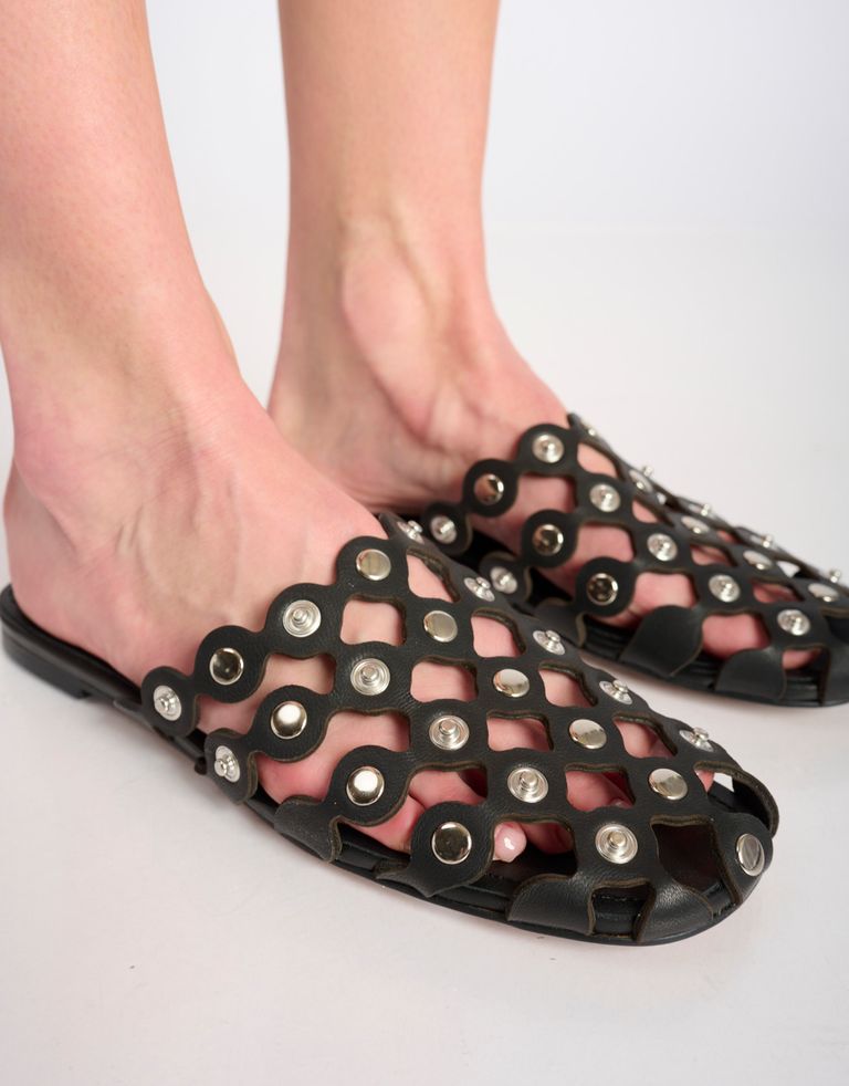 נעלי נשים - Bibi lou - כפכפי מיולז עם ניטים ALEX - שחור3