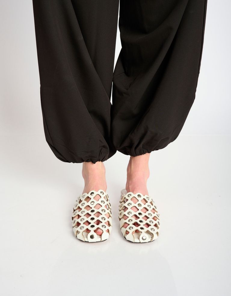 נעלי נשים - Bibi lou - כפכפי מיולז עם ניטים ALEX - לבן4