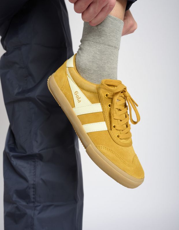 נעלי נשים - Gola - סניקרס זמש BADMINTON - צהוב