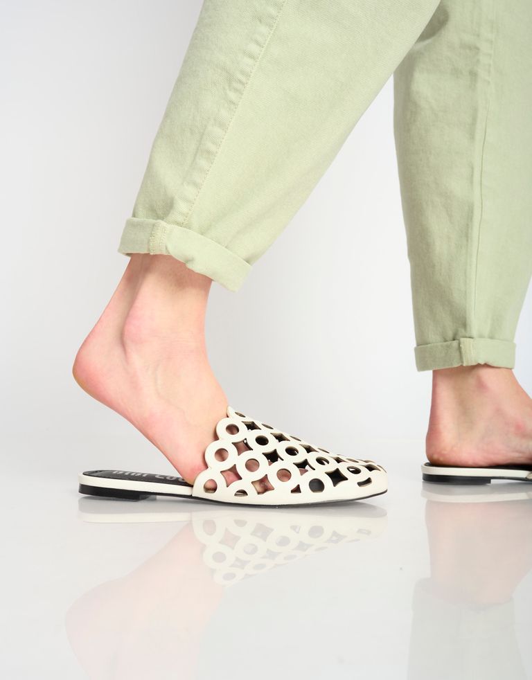 נעלי נשים - Bibi lou - כפכפי מיולז מעור ORIBU - לבן2