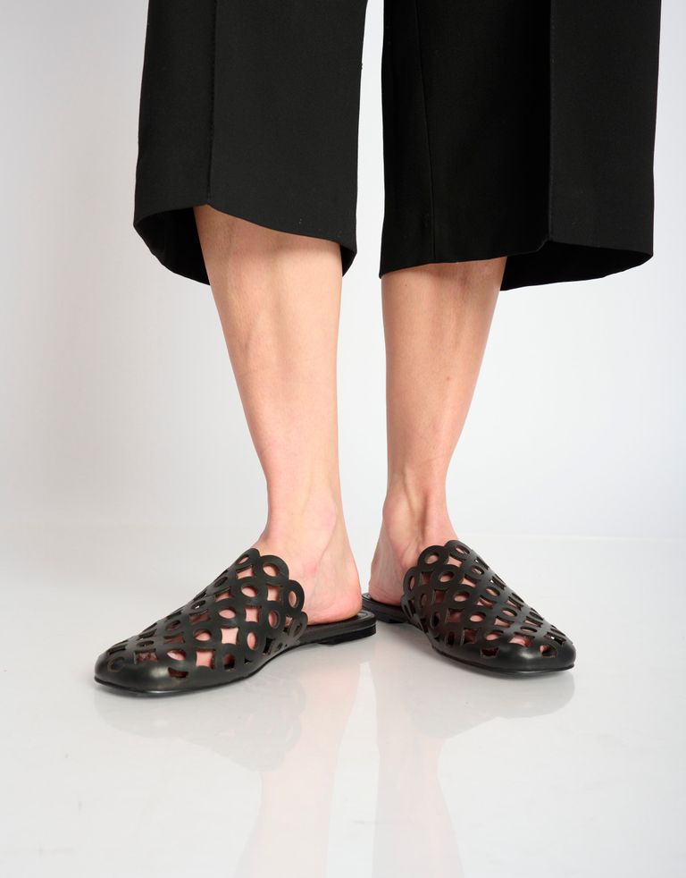 נעלי נשים - Bibi lou - כפכפי מיולז מעור ORIBU - שחור4