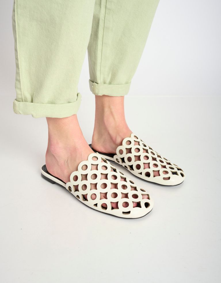 נעלי נשים - Bibi lou - כפכפי מיולז מעור ORIBU - לבן4