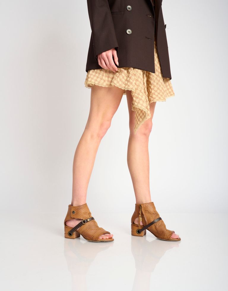 נעלי נשים - A.S. 98 - סנדלי עקב מחוררים FORO - קאמל1