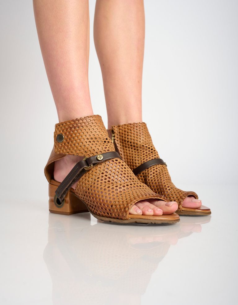 נעלי נשים - A.S. 98 - סנדלי עקב מחוררים FORO - קאמל3