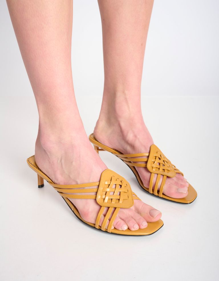 נעלי נשים - Jeffrey Campbell - כפכפי עקב AMENITY - קאמל2