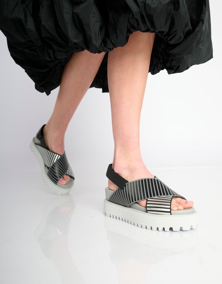 נעלי נשים - United Nude - סנדלי X פלטפורמה RICO - אפור   שחור3