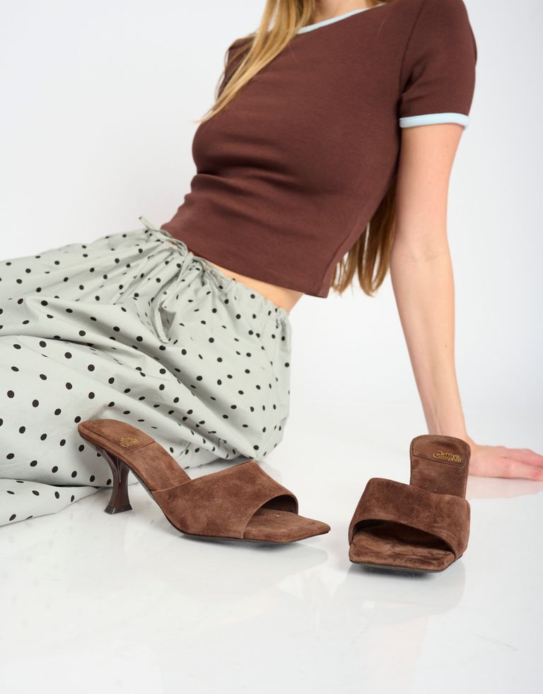 נעלי נשים - Jeffrey Campbell - כפכפי זמש עם עקב MR  BIG - חום כהה1