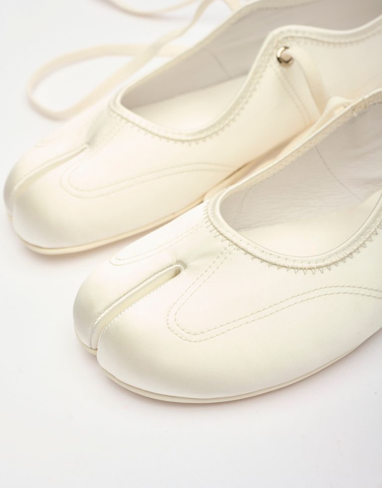 נעלי נשים - Jeffrey Campbell - נעלי בובה סאטן SATURNA - לבן1