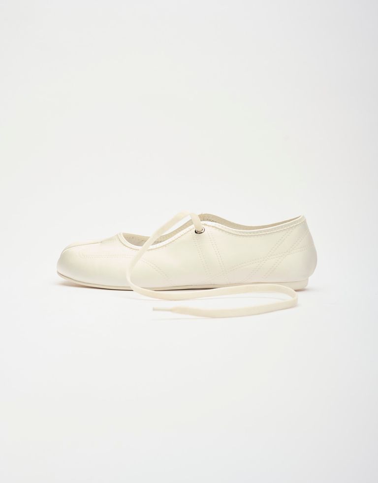 נעלי נשים - Jeffrey Campbell - נעלי בובה סאטן SATURNA - לבן3