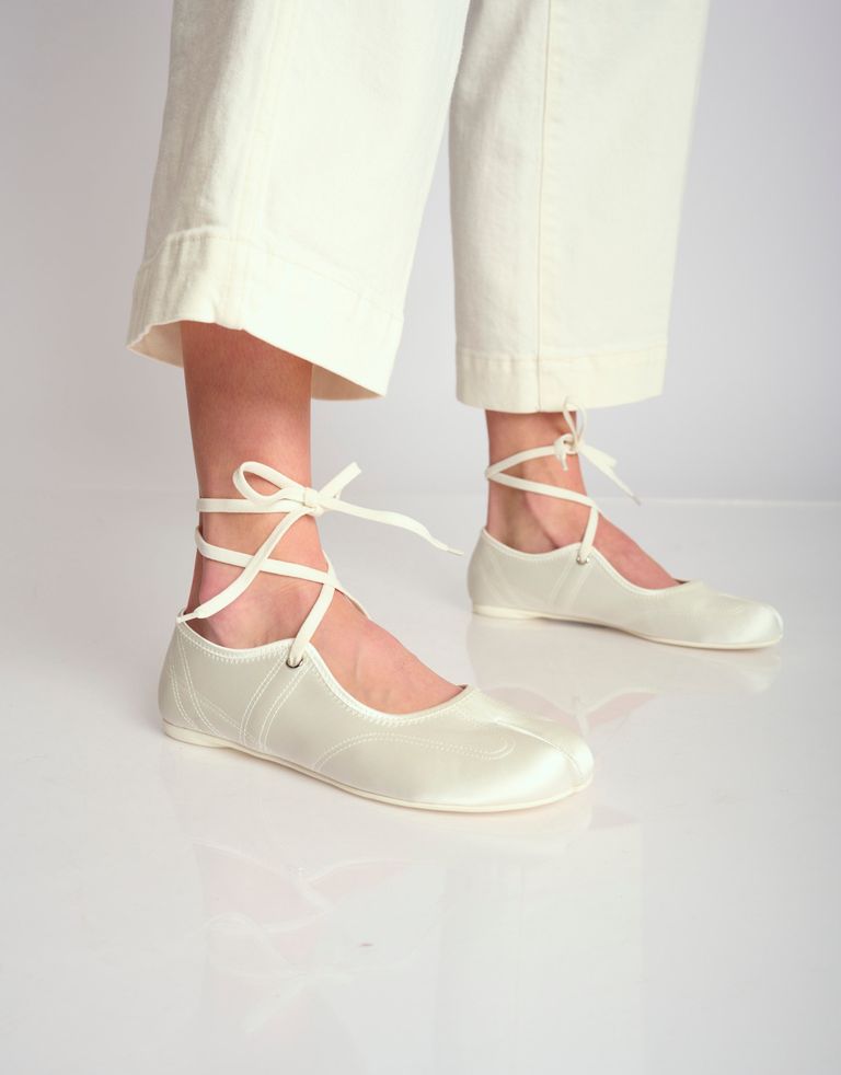 נעלי נשים - Jeffrey Campbell - נעלי בובה סאטן SATURNA - לבן4