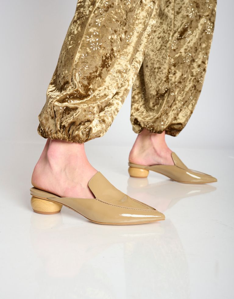 נעלי נשים - Jeffrey Campbell - כפכפי מיולז VIONIT מבריק - בז'1