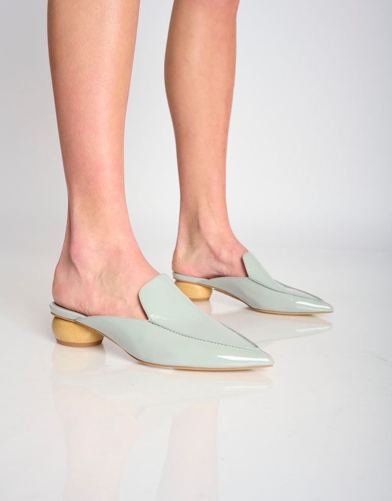 נעלי נשים - Jeffrey Campbell - כפכפי מיולז VIONIT מבריק - אפור בהיר2