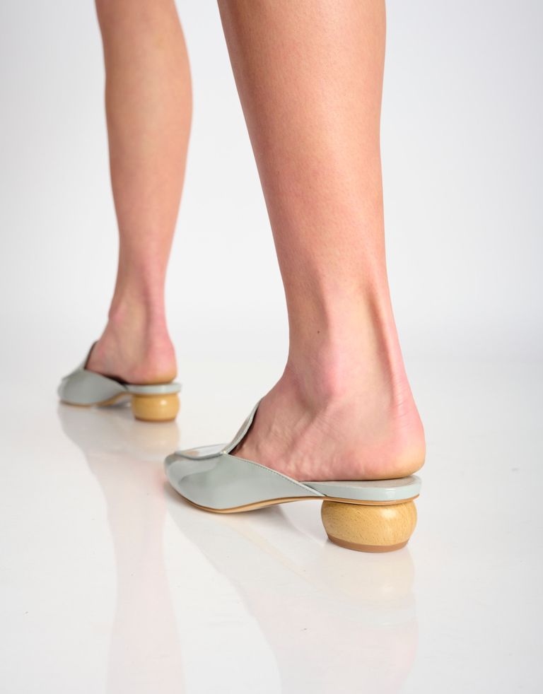 נעלי נשים - Jeffrey Campbell - כפכפי מיולז VIONIT מבריק - אפור בהיר4