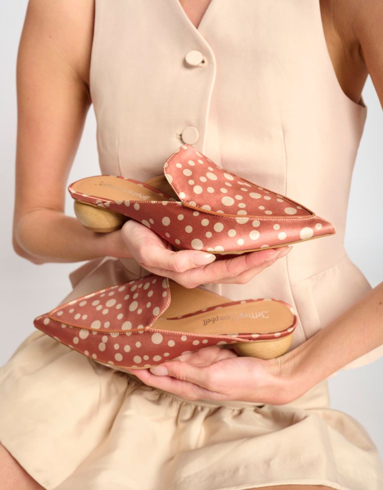 נעלי נשים - Jeffrey Campbell - כפכפי בד VIONIT  נקודות - חום2