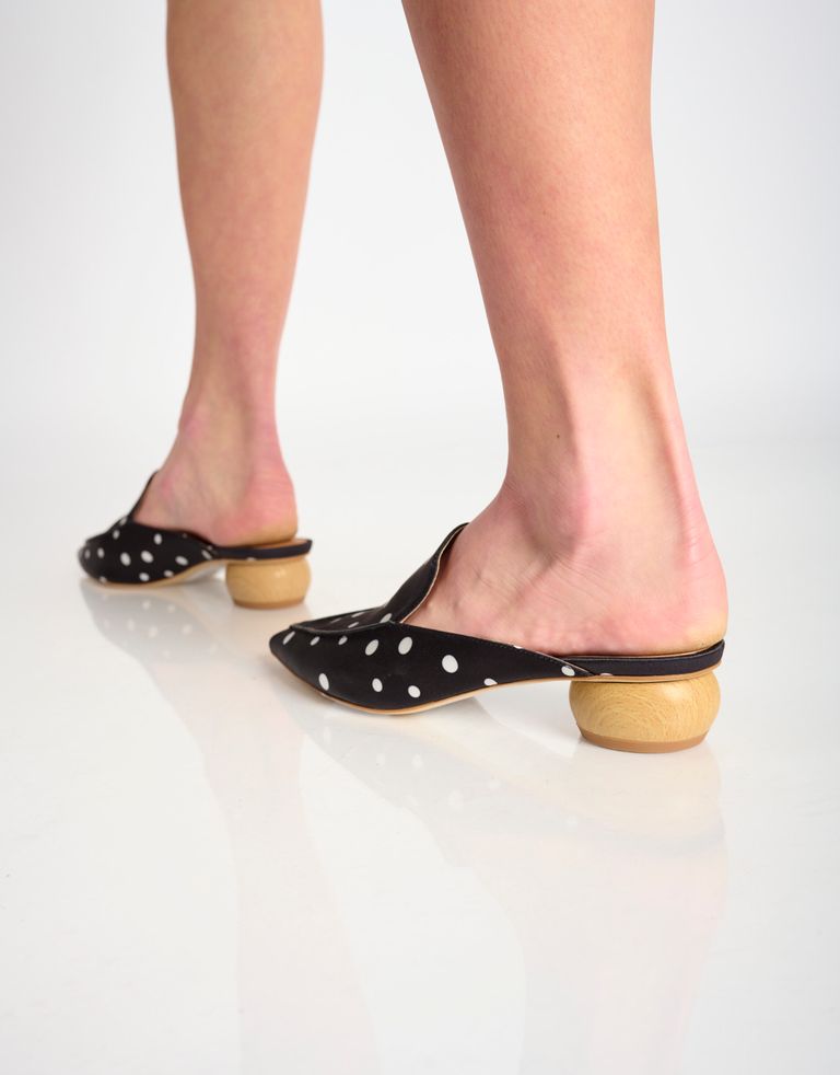 נעלי נשים - Jeffrey Campbell - כפכפי בד VIONIT  נקודות - שחור4