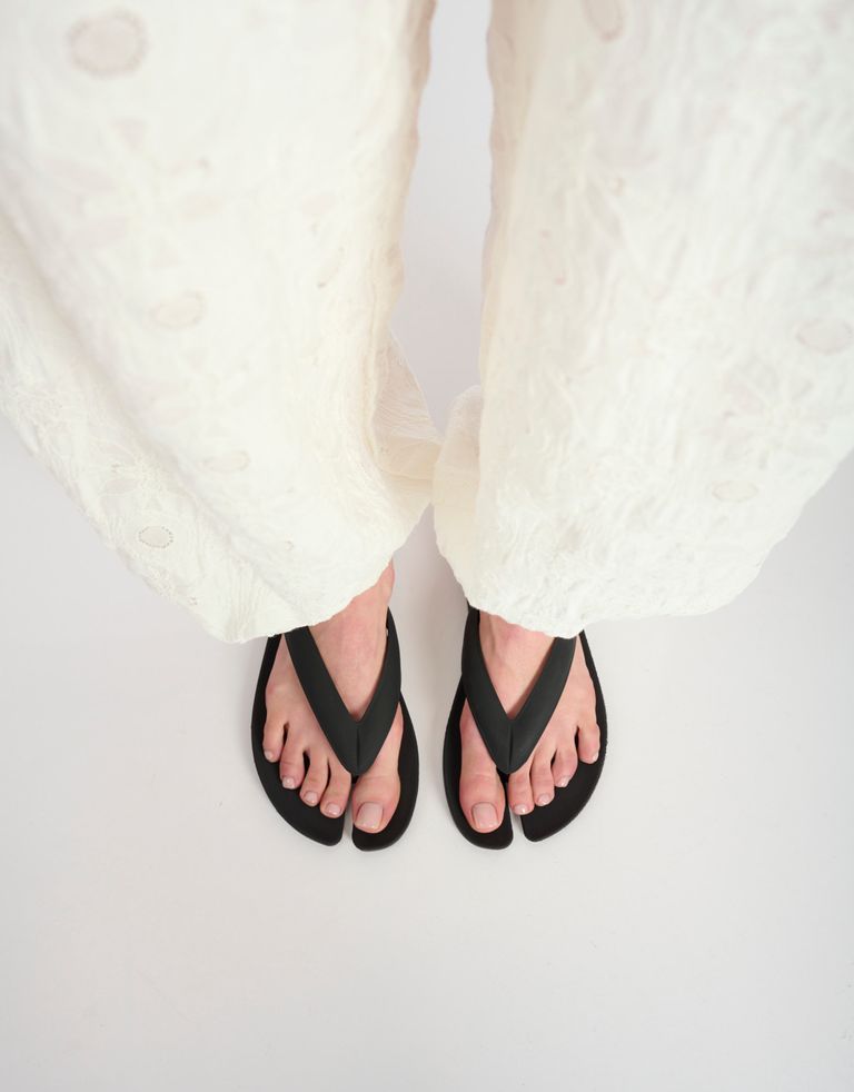 נעלי נשים - Jeffrey Campbell - כפכפי גומי ZORI - שחור4