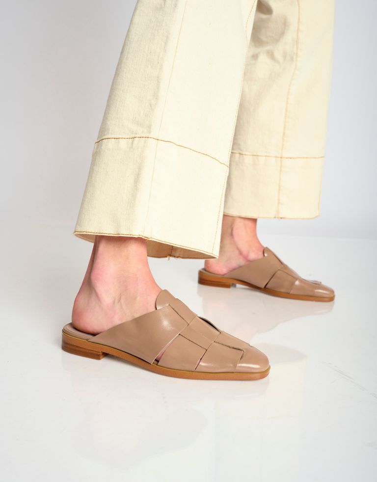 נעלי נשים - Jeffrey Campbell - כפכפי מיולז מעור  EASTIN - אפור חום2