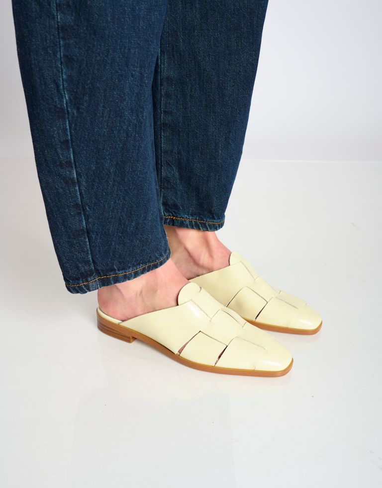 נעלי נשים - Jeffrey Campbell - כפכפי מיולז מעור  EASTIN - אופוויט3